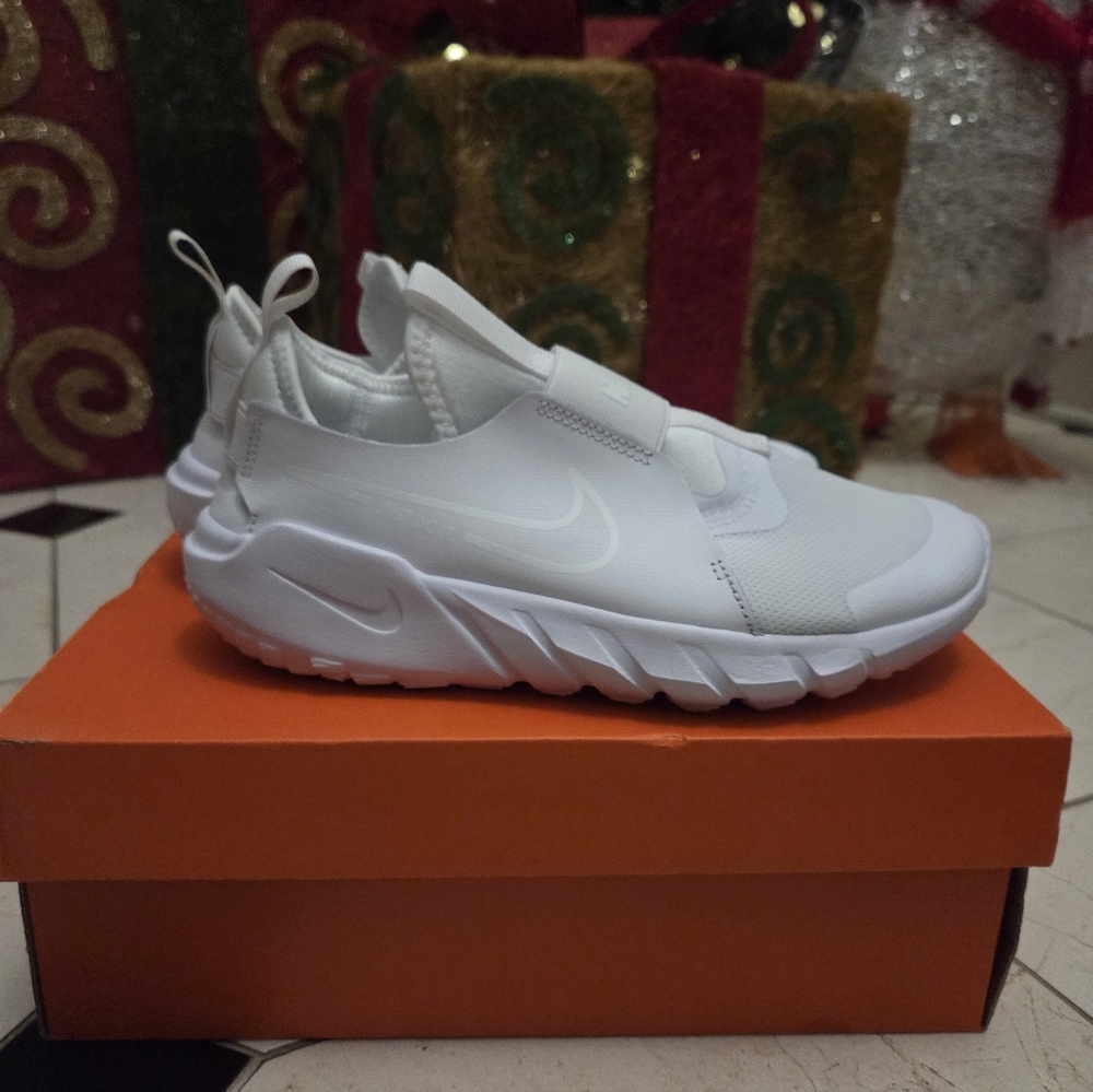 BRAND NEW Nike 5.5Y/7W White Slip-On Sneakers